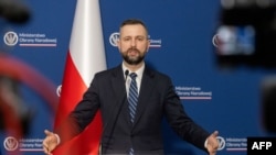 При цьому міністр заявив, що поки немає «ознак, які б одразу вказували на військовий характер» інциденту