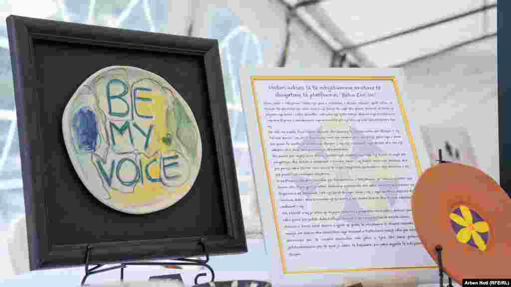 Slogani i platformës “Bëhu Zëri im” (majtas), në mbështetje të viktimave të dhunës seksuale, dhe historia e shkruar një të mbijetuare (djathtas).