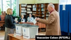 Alegători români, votând la Chișinău, în primul tur al prezidențialelor, din 2-4 mai 2025 