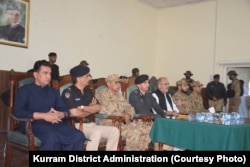 په پاړه چینار کې پوځي، انتظامي او پولیس چارواکي له ځايي مشرانو سره د غونډې پر مهال - د اګست ۲۶مې انځور.