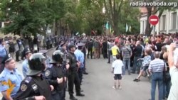 У Харкові під консульством Росії співали пісню про Путіна