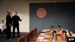 Голова уряду Данії Метте Фредеріксен (л) спілкується з президентом України Володимиром Зеленським, Копенгаген, 2 жовтня 2025 року