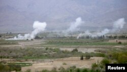 د خیبر پښتونخوا په یو شمېر سیمو کې پرلپسې پر امنیتي ځواکونو بریدونه کېږي. 