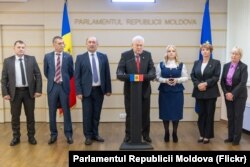 Cu o zi mai devreme, la ședința de constituire a Parlamentului, comuniștii au anunțat că se separă de colegii din blocul electoral „Patriotic”.