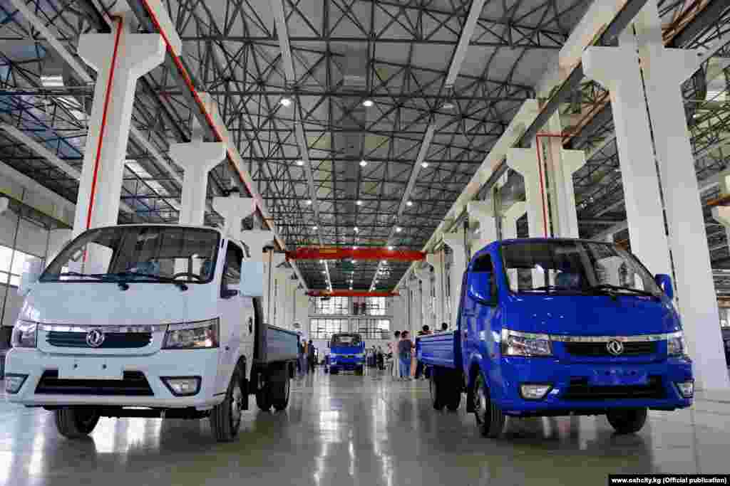 "Кыргыз унаа курулуш" заводу кураштырган алгачкы жүк ташуучу Dongfeng унаалары.&nbsp;