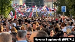 Detalj sa masovnog protesta na Trgu Slavija, na kojem je jedan od govornika bio i Milo Lompar, 28. jun 2025.