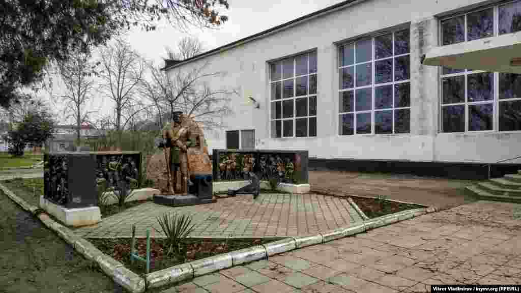 Пам'ятник засновникові Миколаївки матросу Андрію Бобирю, розташований біля Будинку культури