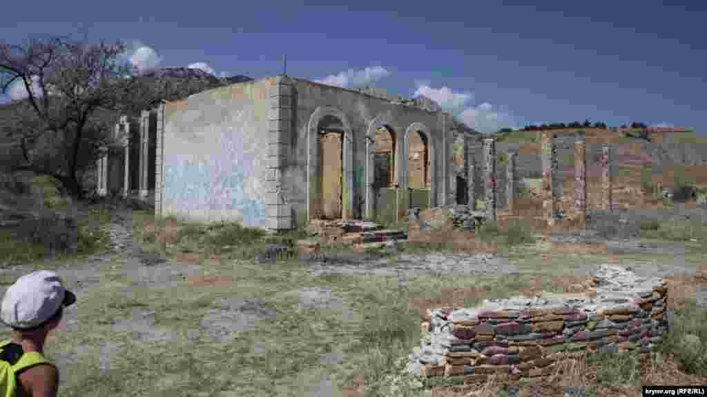 На полпути из Солнечной Долины в &laquo;Лисью бухту&raquo; стоит Киногородок