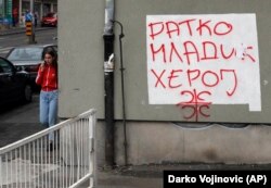 Fotografisano 25. avgusta 2020. u Beogradu. Pravni savetnik u YUCOM-u Milan Filipović podseća da Krivični zakonik Srbije izričito zabranjuje negiranje genocida, zločina protiv čovečnosti i ratnih zločina kada su utvrđeni presudom domaćeg suda ili Međunarodnog krivičnog suda (MKS), ali ne i Međunarodnog krivičnog suda za bivšu Jugoslaviju (MKSJ).