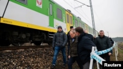 Poljski premijer Donald Tusk na mestu gde je oštećena pruga na liniji Varšava-Lublin posle eksplozije za koju je rekao da je "neviđeni čin sabotaže", 17. novembar 2025.