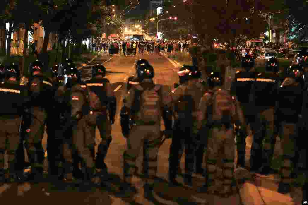 Pripadnici Žandarmerije jure demonstrante na antivladinom protestu u Beogradu, Srbija, 18. avgusta.