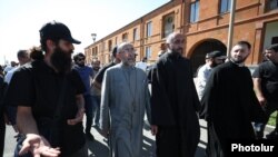 Շիրակի թեմի առաջնորդ Միքայել եպիսկոպոսը և նրա ուղեկիցները քայլում են դեպի Քննչական կոմիտե Մայր Աթոռից, արխիվ