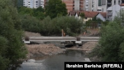 Ura e re që po ndërtohet shumë pranë urës kryesore mbi lumin Ibër.