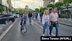 Cele mai recente sondaje, la momentul publicării acestui articol, indicau o luptă strânsă între cei doi candidați pentru scrutinul din 18 mai. O prezență la vot mare îl favorizează pe Nicușor Dan, o prezență reducă pe câștigătorul turului I, politicianul radical, George Simion. 