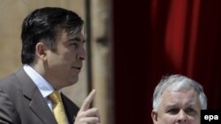 საქართველოს პრეზიდენტი მიხეილ სააკაშვილი და მისი პოლონელი კოლეგა ლეხ კაჩინსკი თბილისში, 2008 წლის 26 მაისს