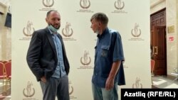 Югары мәхкәмәдә адвокат Алексей Златкин (сулда) һәм ТИҮ рәисе Фәрит Зәкиев (уңда)