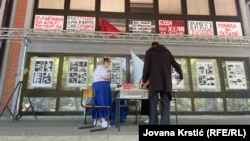 Studentkinja Jelena Stanković učestvuje u pripremi izložbe ilustracija autora Milana Doga u kampusu novosadskog univerziteta, 22. avgust 2025.