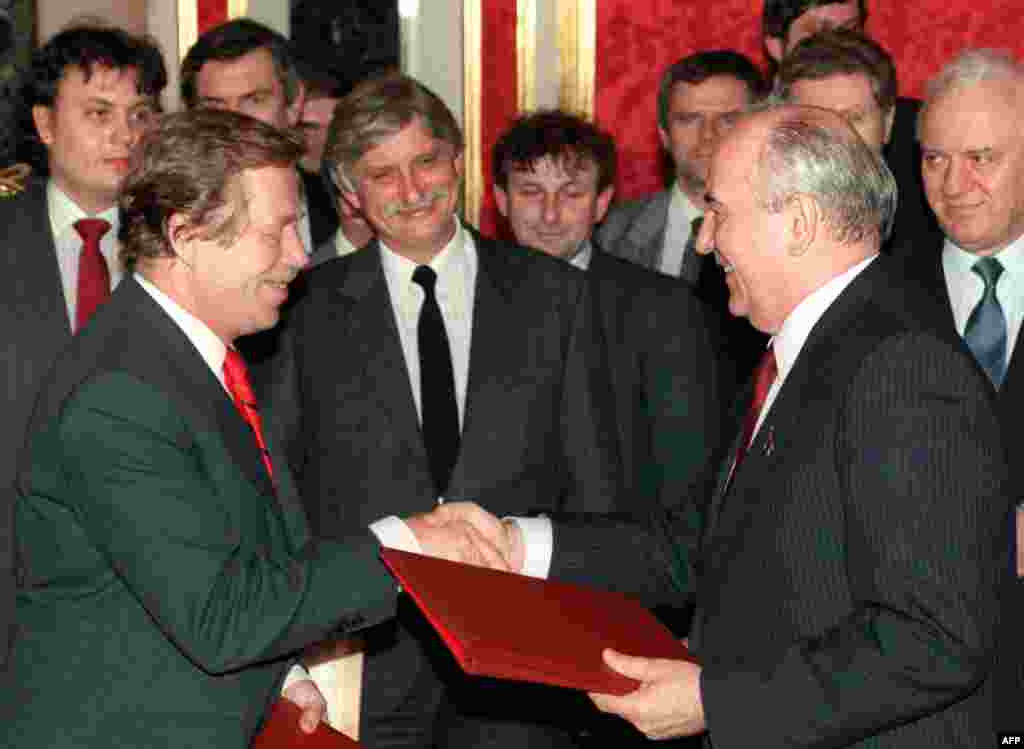 رئیس جمهور چکسلواکیا واسلاو هاول هنگام تبادل اسناد در مورد خروج نیروهای شوروی در مسکو در 26 فبروری 1990 با گورباچف دست می دهد.