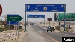 چارواکي وايي، وسلوالو ګوادر تر پر تلونکې لویه لاره مال لېږدوونکې لارۍ هم سوځولې دي - پخوانی انځور. 