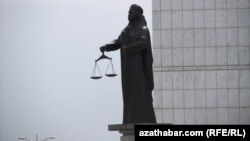 Adalat heýkeli. Türkmenistan. Illýustrasiýa suraty. 