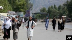 په تورخم دروازه مساپر تګ راتګ کوي. 