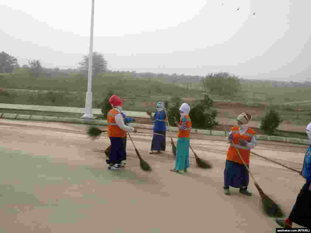 Сотрудники организаций Министерства коммунального хозяйства Туркменистана