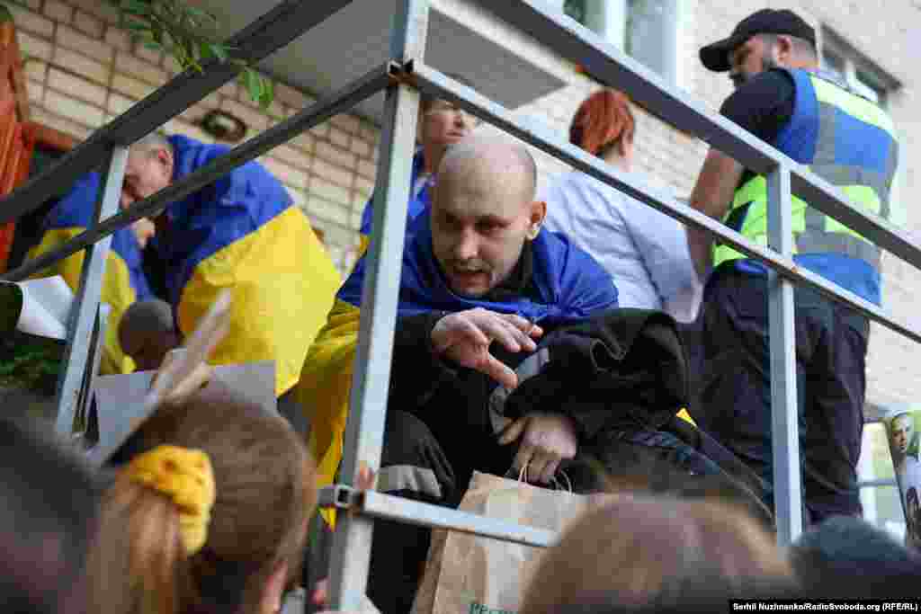 Звільнений з полону український військовий спілкується з рідними, чиї близькі досі в полоні РФ 