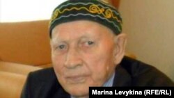 Анатолий Кошкарёв в доме престарелых увлёкся конструированием игрушек. Семей, 14 января 2013 года.