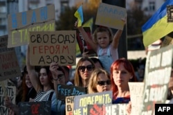 Familjarët dhe miqtë e të burgosurve ukrainas të luftës të Brigadës Azov dhe njësiteve tjera më të vogla, shihen duke marrë pjesë në një marsh në Kiev, më 8 shtator 2024, duke bërë thirrje për këmbimin e tyre me të burgosurit rusë.