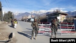 په پاړه چينار کې پر ننوتکونکي سړک د پوځيانو پهره (انځور له ارشيفه) 