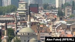 Nešto više od dvije trećine ispitanika u avgustovskom istraživanju podržalo održavanje vjerskog obrazovanja u školama u BiH (na fotografiji pogled na Sarajevo na kojem se vide bogomolje različitih vjerskih zajednica)