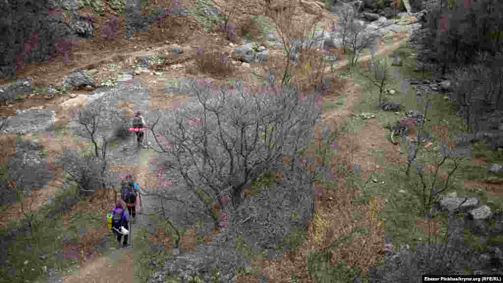 На стежках в околицях Зеленогір'я можна зустріти багато піших туристів
