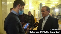 Віктор Медведчук спілкується з журналістом проєкту «Схеми» у Верховній Раді у 2020 році