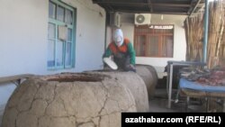 Sebitlerde gaýtadan güýçlenýän bugdaý, un we çörek gytçylygy ýurtda nobatdaky galla hasylyny ýygnamak möwsüminiň dowam edýän wagtyna gabat gelýär.