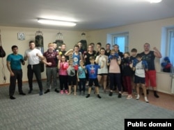 Данило Трубєєв з іншими вихованцями центру допомоги дітям