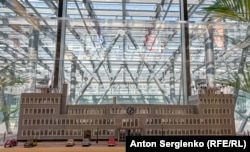 Модель первого здания Радио Освобождение (Радио Свобода) в Мюнхене. Бывший аэропорт. Модель 1:64 установлена в штаб-квартире радиостанции в Праге