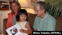 Девочка из Кыргызстана, удочеренная американской семьей, 20 июля 2012 года.