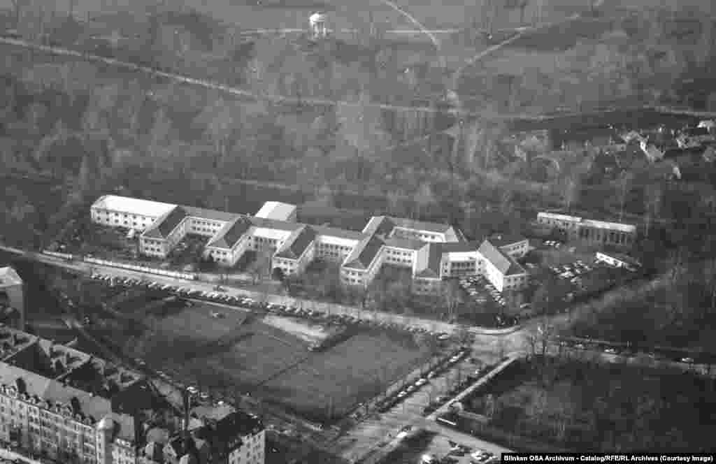 Штаб-квартира РСЕ находилась в этом комплексе рядом с парком «Английский сад» в Мюнхене.РСЕ ориентировалось на коммунистические европейские государства, и в 1953 году было основано Радио Свобода (РС) для вещания на Советский Союз