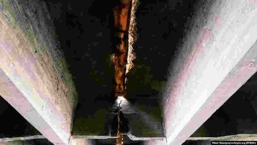 Знизу можна помітити дерев'яні опалубки