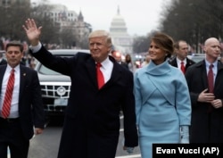 Архівне фото. Дональд Трамп разом із першою леді Меланією Трамп під час інавгураційного параду на Пенсільванія-авеню у Вашингтоні, 20 січня 2017 року