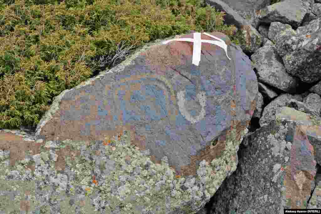 Қыземшектегі петроглифтерді кәсіби түрде зерттеу 2015 жылы басталды. "Есік" қорық-музейінің ғылыми қызметкерлері келіп, тастарды зерттеген. Бұл сапардың қорытындысы Алексей Чекин және Әсел Амарғазиеваның "Қыземшек және Науакескеннің петроглифтері" атты ғылыми мақаласында баяндалған. Чекиннің пікірінше, көне террасада суреттері бар ірі паннолар болған. Олар жер сілкінісі, су тасқыны сияқты табиғи апаттардың салдарынан бүлінген. Бір бөлігі - үйінділер астында қалған, бірі - сыртында болған. Чекиннің пікірінше, мына таста ең қызықты сурет - Күн культы элементтерінен хабар беретін тауешкі бейнеленген. Археологтың ойынша, бұл Күн культы мен Фарнаның (ежелгі иран құдайы, күн қуатының материалдық көрінісі) өзара жақындығын дәлелдейді.&nbsp; &nbsp; &nbsp;