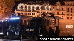 Мыйзамга каршы миңдеген киши катышкан нааразылык акциялары өткөн.