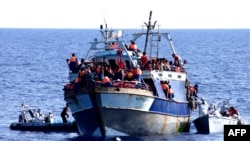 مهاجرین با تقبل دشواری های فراوان از کشور های عمدتا بحران زده تلاش می کنند خود را به کشور های اروپایی و امریکایی برسانند. 