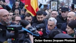 Călin Georgescu a mers alături de mai mulți susținători la ceea ce trebuia să fie o secție de votare din comuna Mogoșoaia. 