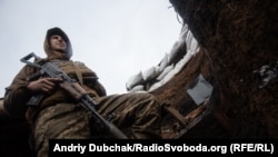 Український солдат у окопі на передовій позиції української армії під Золоте-4