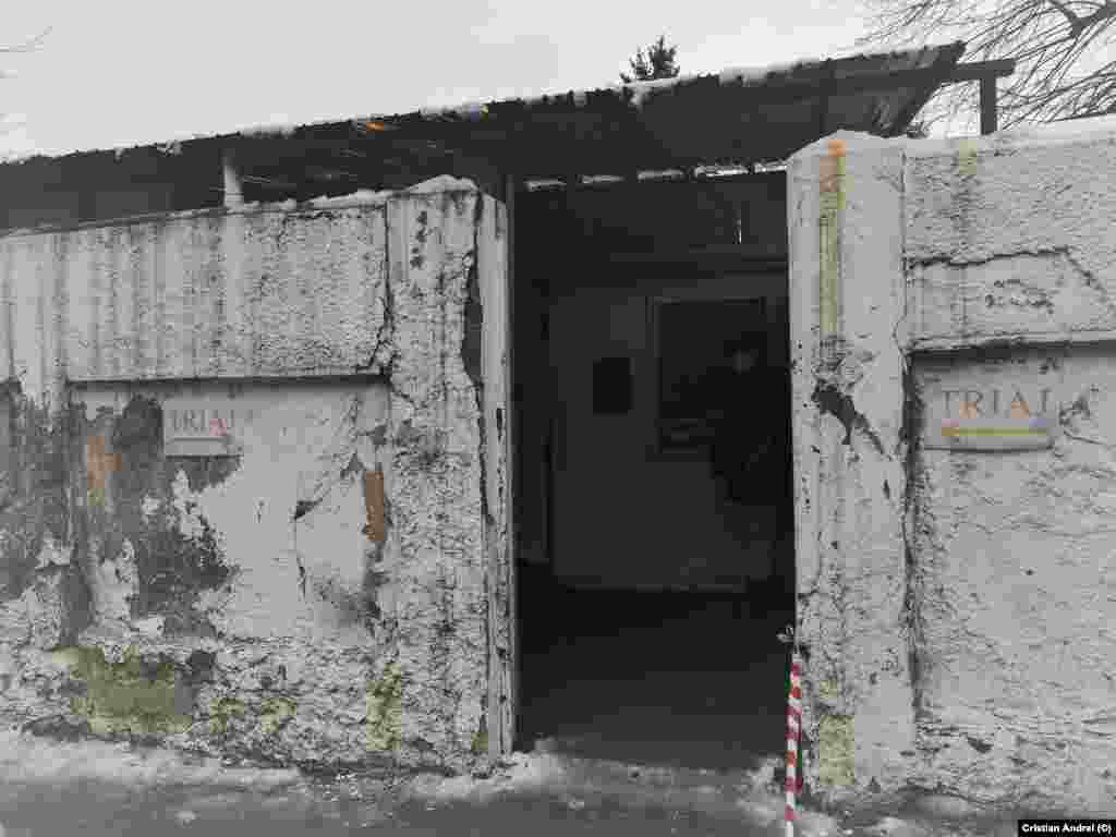 Primul contact al unei persoane cu Institutul &bdquo;Matei Balș" este cu zona de Triaj. Aceasta se află la aproape 20 de metri de intrarea principală și nu a fost afectată de incendiul izbucnit vineri. În acest loc se pot lăsa și pachetele pentru cei aflați în spital. Deși a avut parte de finanțare masivă și este un spital aflat în centrul Bucureștiului, imaginea gardului zonei de Triaj este una care ridică multe semne de întrebare.&nbsp;