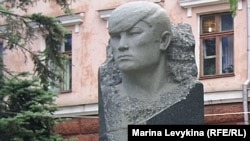 Памятник Кайрату Рыскулбекову, участнику Декабрьских событий 1986 года в Алматы. Семей, 31 мая 2012 года.