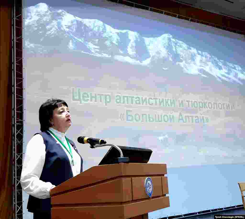 Профессор Юлия Лысенко выступает о проекте "Большой Алтай". АГУ. 12.9.19.