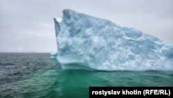 Айсберг біля західного узбережжя Гренландії