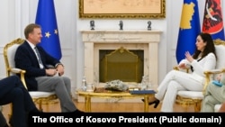 Emisari evropian, Peter Sorensen, dhe presidentja e Kosovës, Vjosa Osmani, gjatë takimit në Prishtinë. 6 gusht 2025.